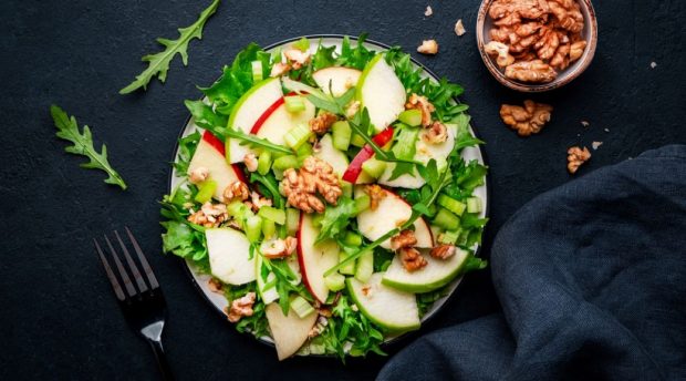 Salata Waldorf – rețete. Cum se prepară și de unde provine rețeta