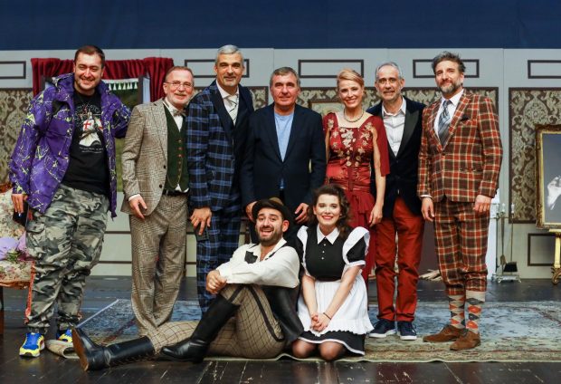 Cu ochii în lacrimi, Kira Hagi și-a îmbrățișat tatăl, la finalul premierei piesei de teatru „Sistemul Perfect”