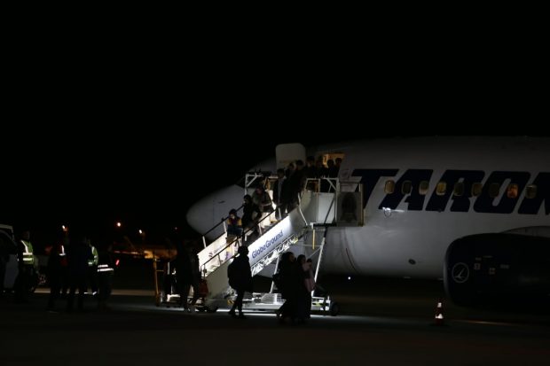 Primii români evacuaţi din Fâșia Gaza au aterizat în România. Marcel Ciolacu: „Statul român nu lasă niciun român în urmă”