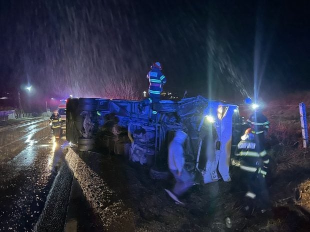 Un miniautocar cu șapte pasageri s-a răsturnat pe un drum din Suceava. Doi oameni, dintre care un copil, au ajuns la spital