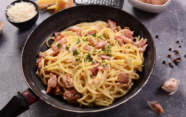Război în farfuriile italienilor. Pastele carbonara se gătesc greșit de 70 de ani, conform unui chef care a renunțat la ingredientele tradiționale | VIDEO
