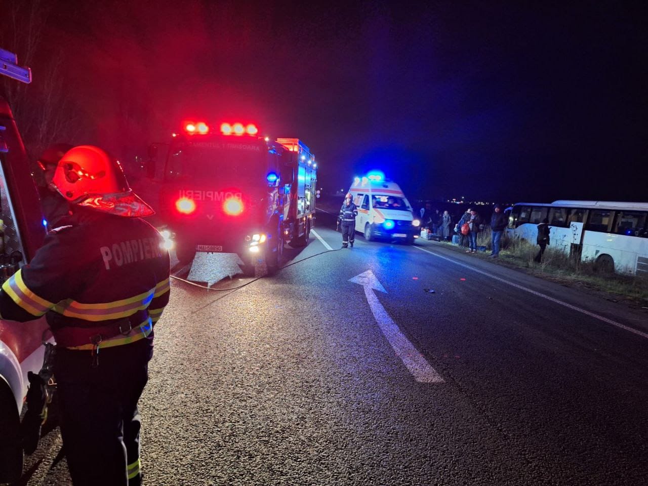 Accident grav în Timiș: autocar, microbuz și mașină implicate; multe victime rănite. Accident grav în Timiș: autocar, microbuz și mașină implicate; multe victime rănite.