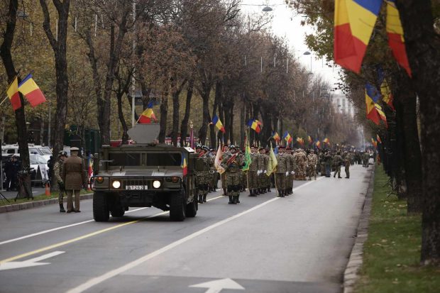 LIVE | Parada de 1 decembrie 2023 din București. Peste 2.400 de militari defilează sub Arcul de Triumf. Avioane F-16 și Eurofighter Typhoon iau parte la parada aviatică