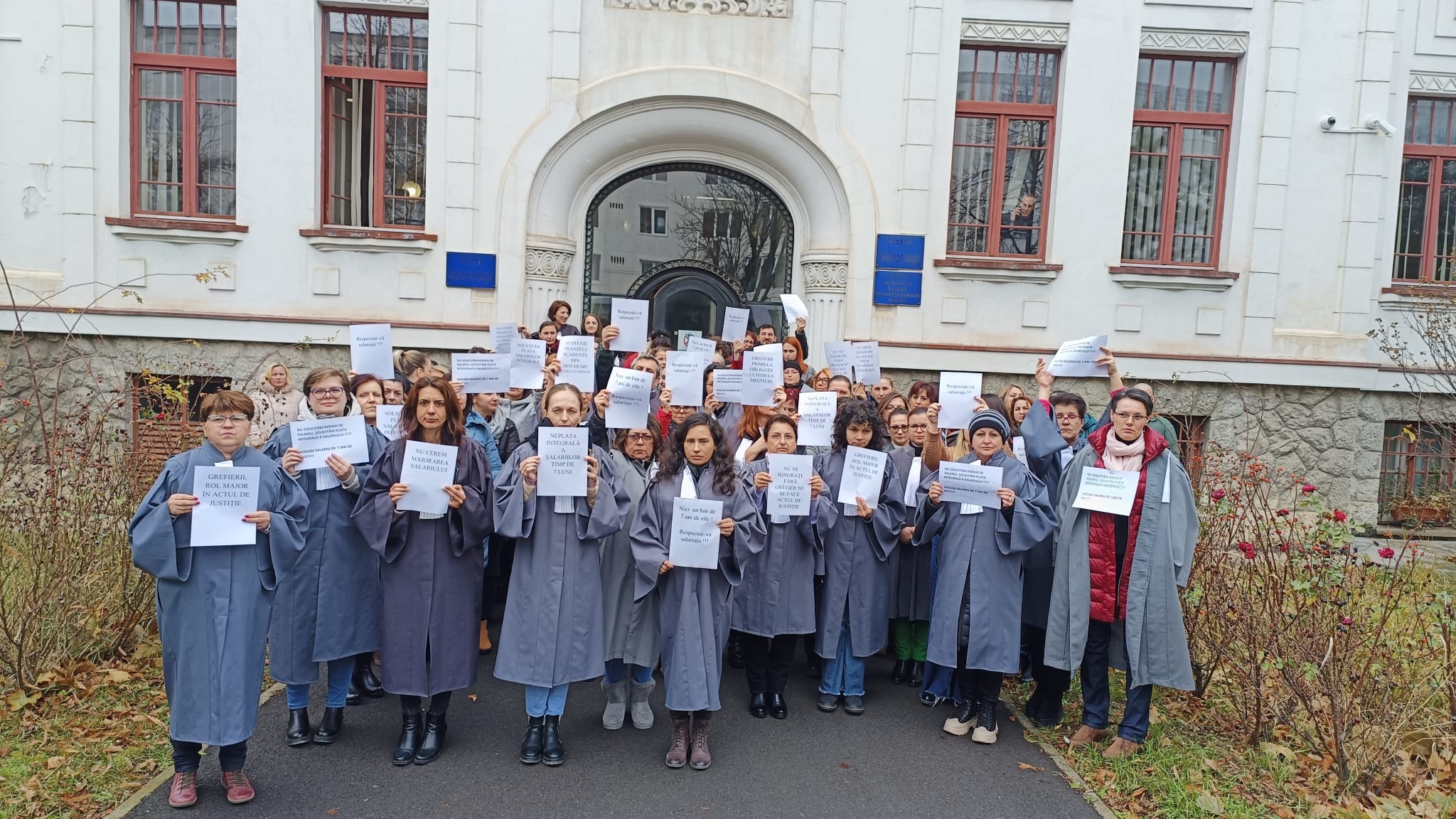 Protest Pe Termen Nelimitat Al Grefierilor. De Luni, Programul Cu Publicul Va Fi Redus La Jumătate Protest Pe Termen Nelimitat Al Grefierilor. De Luni, Programul Cu Publicul Va Fi Redus La Jumătate