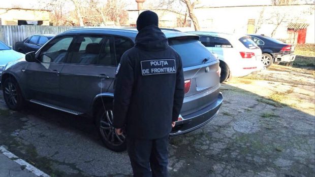 Un moldovean a tranzitat România cu un BMW X5 căutat de Interpol de 14 ani, dar a rămas fără el imediat după ce a trecut Prutul