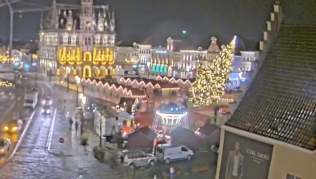 O femeie a murit după ce bradul de Crăciun dintr-un oraș belgian a căzut peste ea | VIDEO