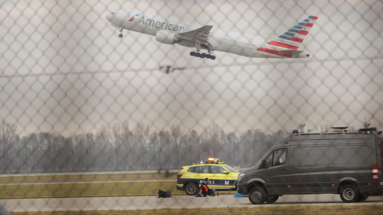 Lufthansa vrea despăgubiri de 740.000 euro de la activiștii de mediu care au blocat traficul pe aeroporturile germane Lufthansa vrea despăgubiri de 740.000 euro de la activiștii de mediu care au blocat traficul pe aeroporturile germane