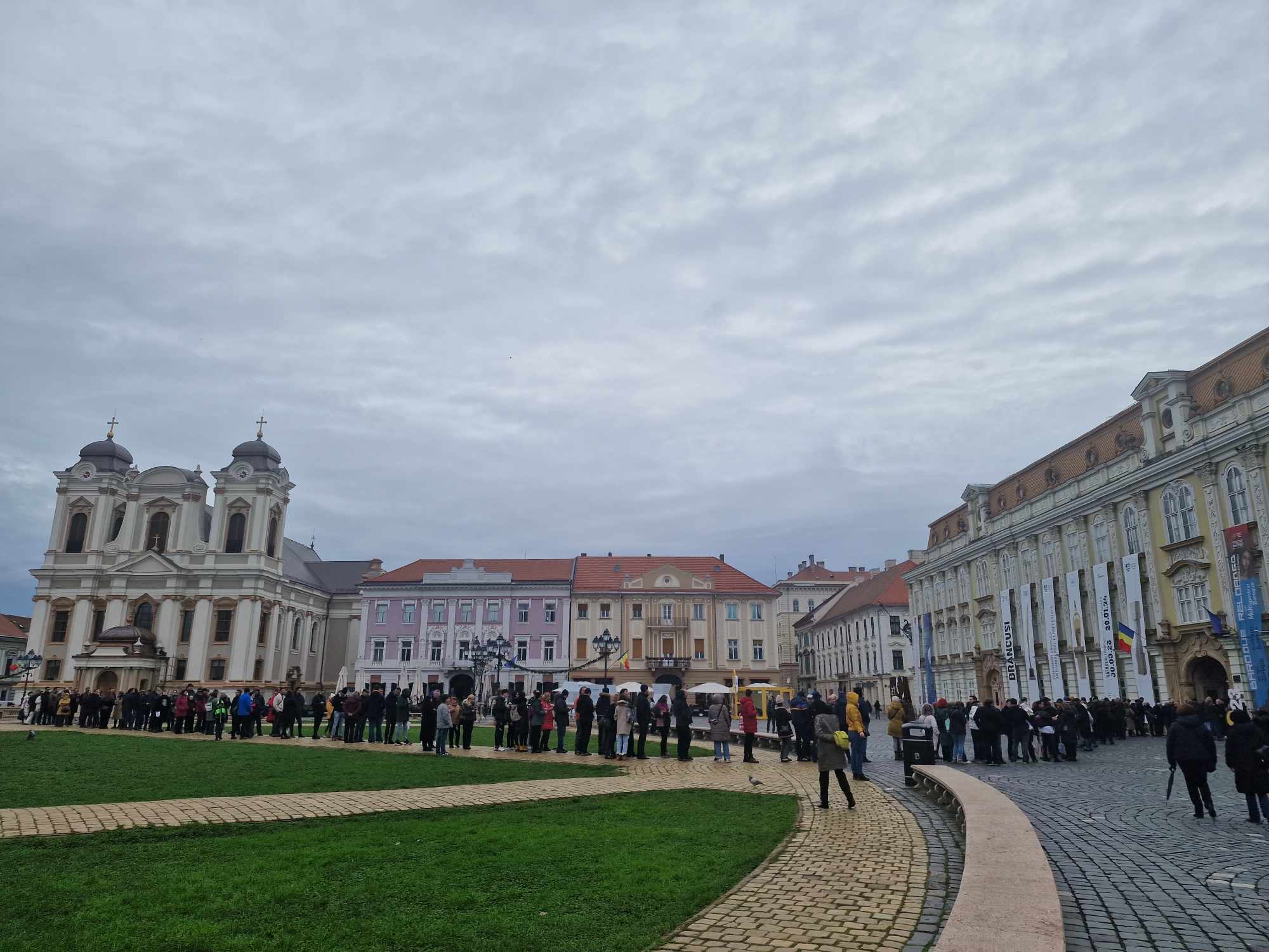 Sute de Oameni Stau la Coadă Vineri Dimineață la Expoziția Brâncuși Din Timișoara de Ziua Națională Sute de Oameni Stau la Coadă Vineri Dimineață la Expoziția Brâncuși Din Timișoara de Ziua Națională