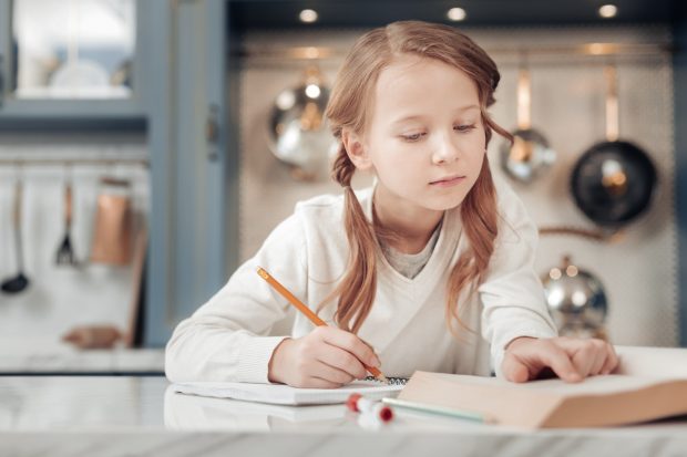Genuflexiune sau genoflexiune – cum se scrie corect