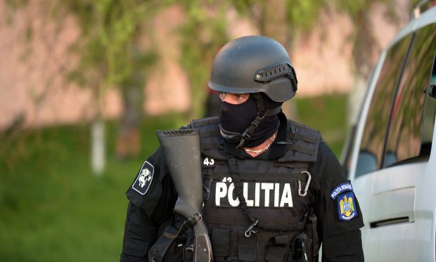 Jaf la un magazin din București. Un tânăr înarmat cu un cuțit a amenințat vânzătoarea și a furat bani și țigări