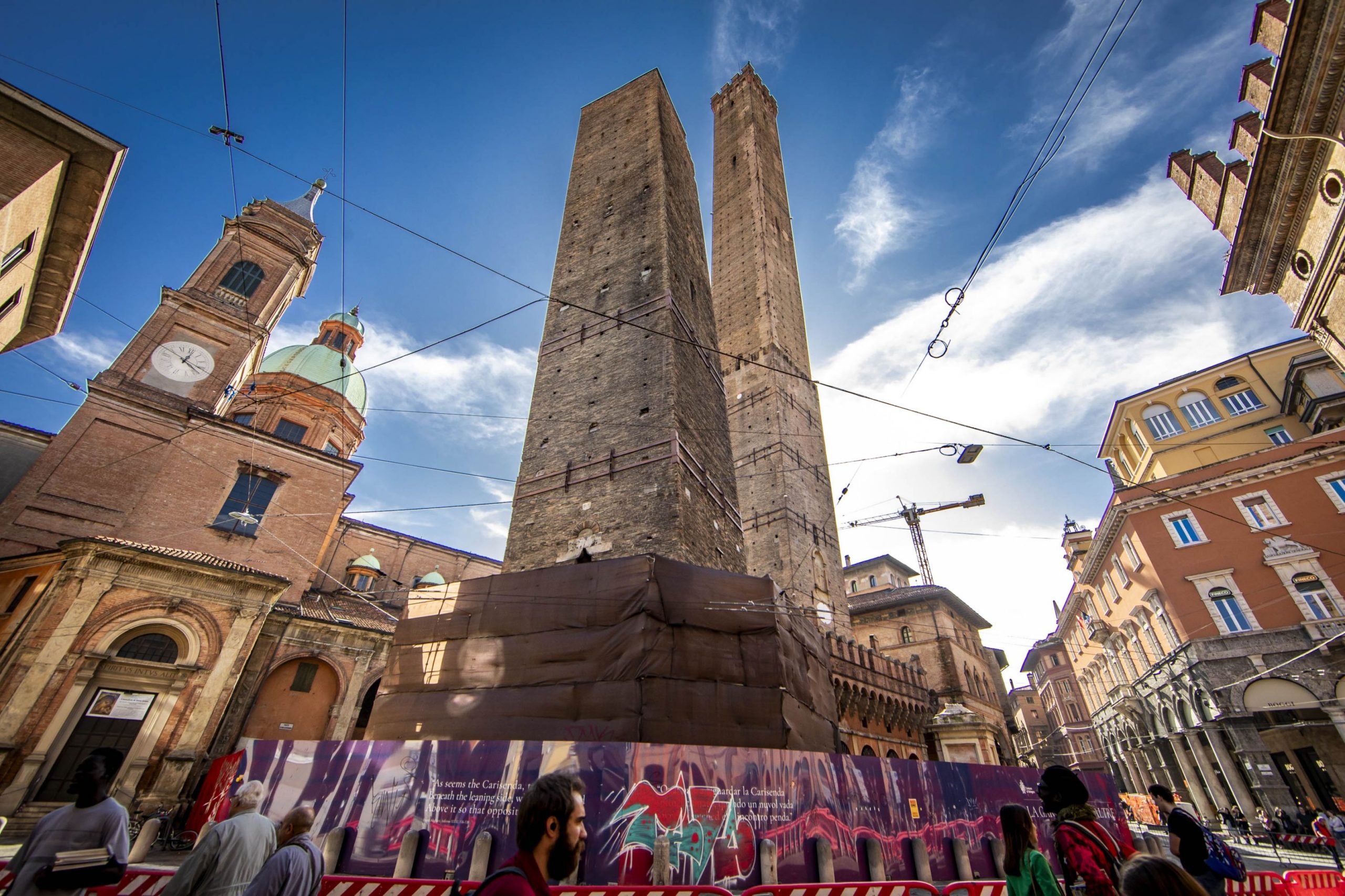 Restaurarea Turnului înclinat din Bologna va fi costisitoare și lungă
