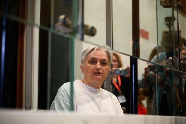 Soția unui criminal în serie, condamnată la închisoare pe viață în Franța după ce și-a ajutat bărbatul să ucidă două tinere și să răpească o fetiță
