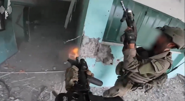 Trupele israeliene iau cu asalt o școală din orașul Gaza, unde se ascundeau militanți Hamas, care au încercat o ambuscadă. VIDEO