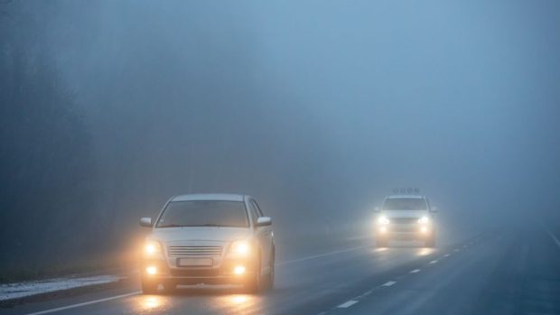 Ceața deasă cu vizibilitate sub 50 de metri pune stăpânire pe mai multe zone din țară. Care sunt județele afectate