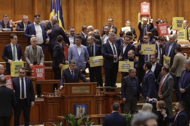 Discursul lui Ciolacu de la dezbaterea bugetului, întrerupt de protestul AUR și USR: „Inadmisibil ca românii să plătească taxe noi”