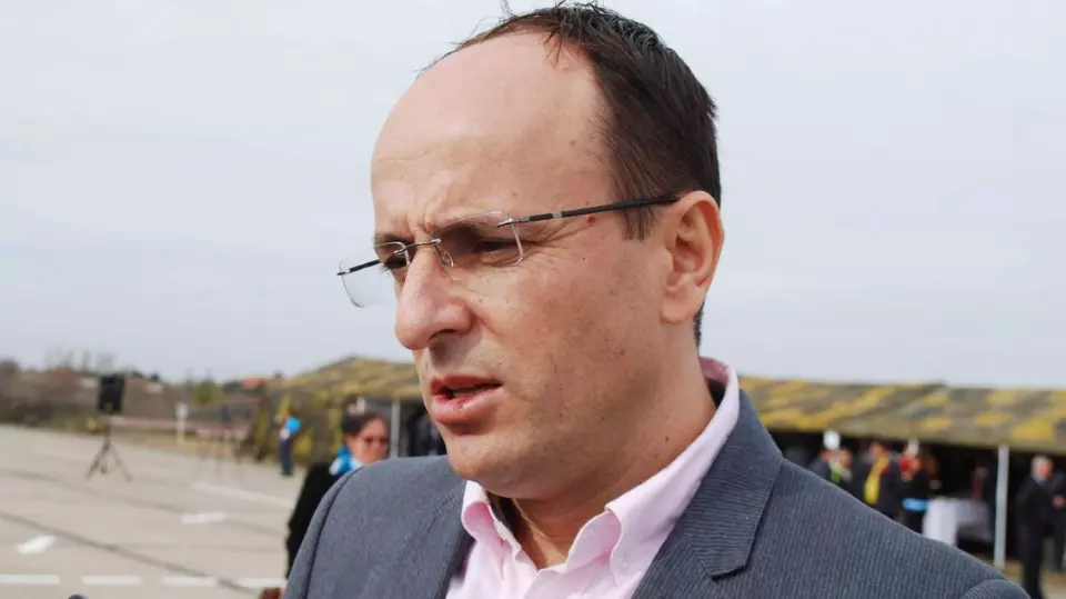 Minel Prina, primarul anterior al Slatinei, condamnat alături de Darius Vâlcov în „Dosarul Tablourilor”, a fost adus înapoi în țară Minel Prina, primarul anterior al Slatinei, condamnat alături de Darius Vâlcov în „Dosarul Tablourilor”, a fost adus înapoi în țară