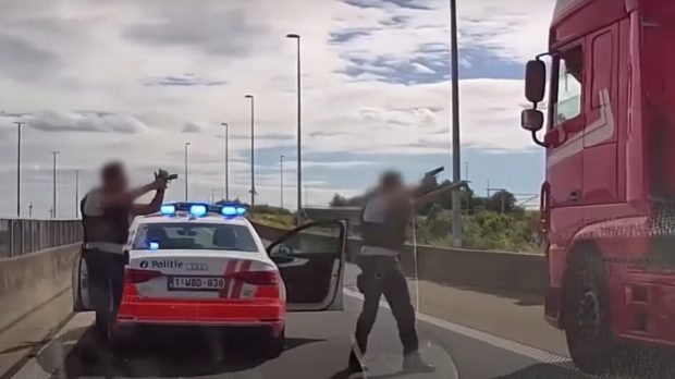 Cursa nebună a unui șofer care a furat un camion și a fost urmărit de poliție, în Olanda. Cum l-au dat jos de la volan | VIDEO