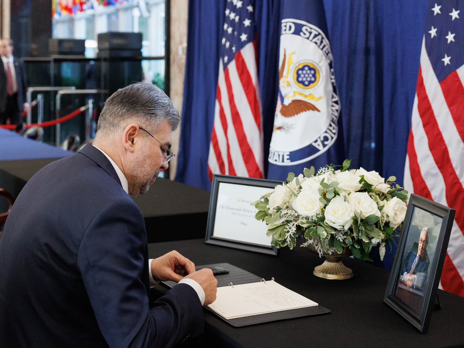 Demnitari români vizitează Washington ca turiști obișnuiți și o carte interesantă despre America. Demnitari români vizitează Washington ca turiști obișnuiți și o carte interesantă despre America.