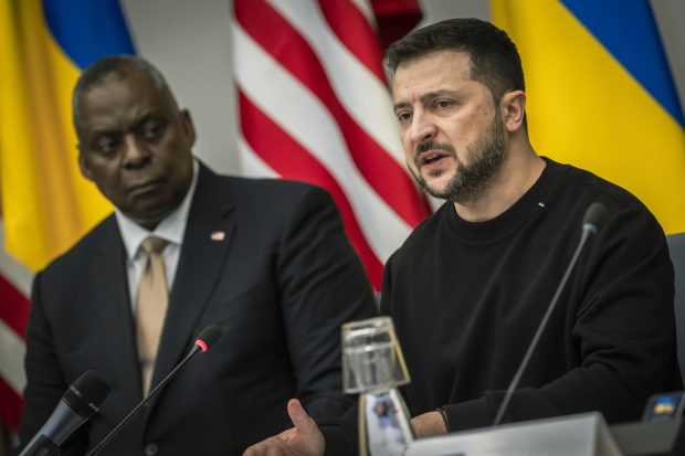 Volodimir Zelenski îndeamnă, de la Washington, Congresul SUA să „nu facă jocul lui Putin”: „Este crucial ca politica să nu-i trădeze pe soldați”