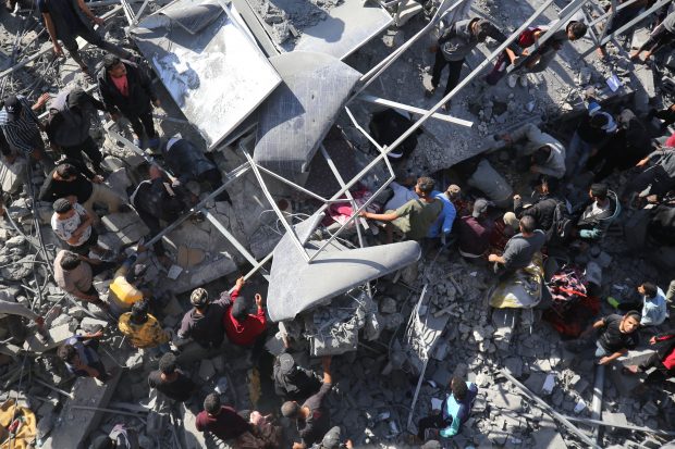 Imagini dramatice din Fâșia Gaza: Salvatorii reușesc, la lumina telefoanelor, să salveze un cuplu prins sub dărâmături în urma unui bombardament | VIDEO