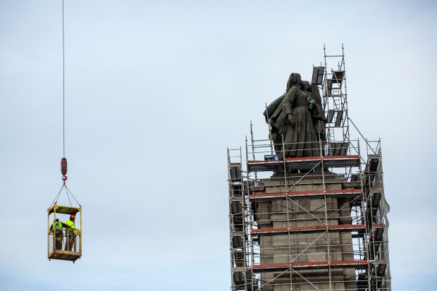 Opoziția din Bulgaria, înfuriată de demolarea unui monument dedicat armatei sovietice, a blocat tribuna Parlamentului. Moscova amenință Sofia | FOTO