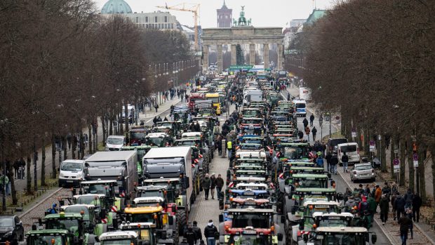 Au blocat Berlinul cu tractoarele. Motivul pentru care au protestat fermierii germani
