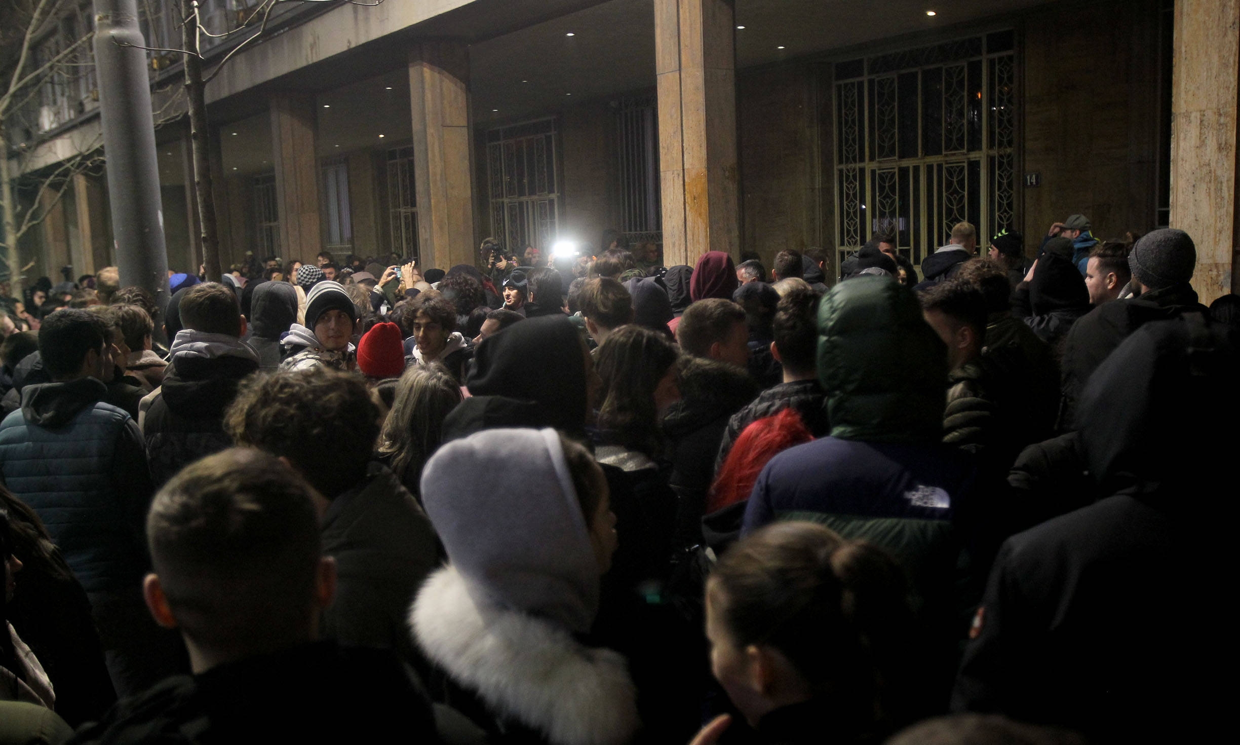 Manifestanții Au Aruncat Cu Ouă, Roșii și Hârtie Igienică în Clădirea Comisiei Electorală Din Belgrad, Cerând Anularea Alegerilor Câștigate De Partidul Progresist Sârb Manifestanții Au Aruncat Cu Ouă, Roșii și Hârtie Igienică în Clădirea Comisiei Electorală Din Belgrad, Cerând Anularea Alegerilor Câștigate De Partidul Progresist Sârb
