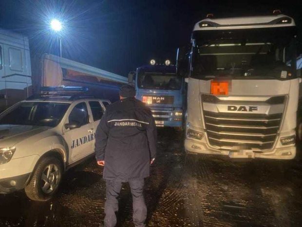 Doi șoferi de TIR au fost prinși în flagrant în timp ce furau aproape o tonă de combustibil dintr-o cisternă