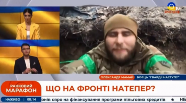 Un soldat ucrainean a fost surprins de bombardamente când intrase în direct, din tranșee, la televiziune: „E în regulă, putem continua” | VIDEO