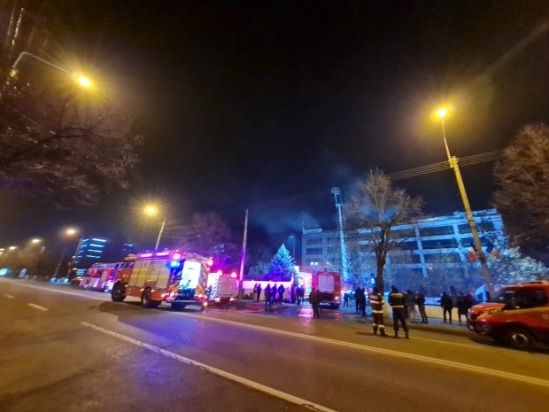 Incendiu puternic la un hotel din Ploieşti. Toate persoanele s-au autoevacuat