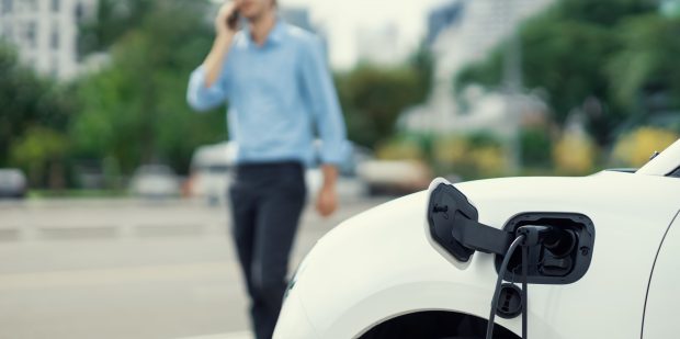 De ce mașinile electrice fac mai multe accidente decât cele pe benzină: oamenii sunt de vină