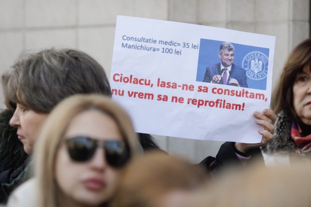 Protest al medicilor de familie, în faţa Casei Naţionale de Asigurări de Sănătate: „Ciolacu, lasă-ne să consultăm, nu vrem să ne reprofilăm”