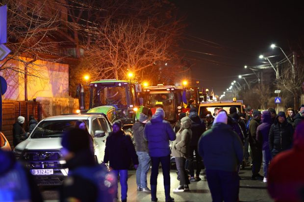 Transportatorii și fermierii, blocați de forțele de ordine să intre în Capitală, în a doua zi de proteste. Predoiu: „Trebuie să aibă autorizație”