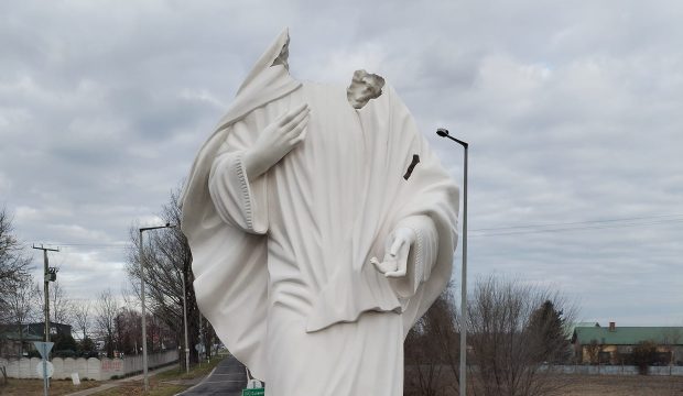 Un român a fost arestat după ce a vandalizat statuia Fecioarei Maria din orașul maghiar Dunavecse. Atacul din noaptea de Revelion a fost filmat | VIDEO