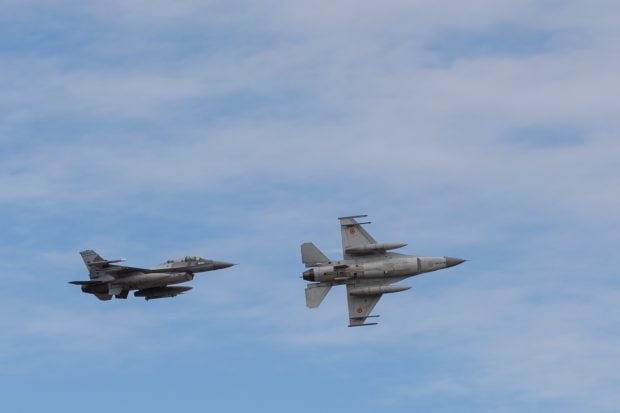 Două aeronave F-16 ale Forţelor Aeriene Române, ridicate în aer pentru a monitoriza situaţia după atacuri rusești în Ucraina, lângă teritoriul României