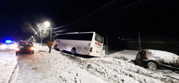 Circulație rutieră în condiții de iarnă, în mai multe județe din țară. Care sunt drumurile afectate de ninsori