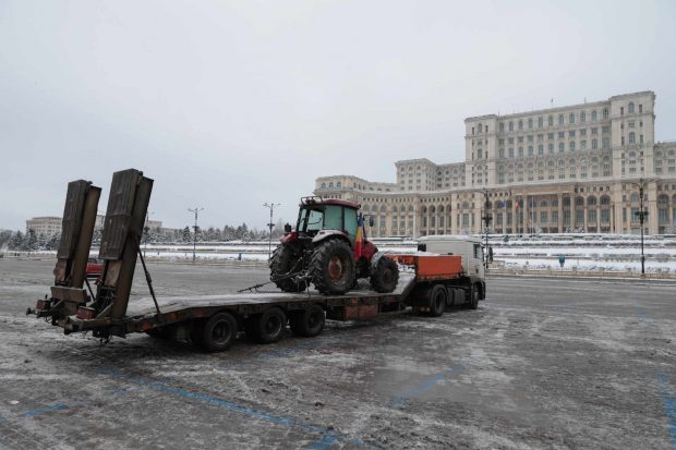 Un singur camion cu un tractor pe platformă a fost în prima zi a protestului de trei zile din Piața Constituției. Ce s-a anunțat pentru ziua de luni