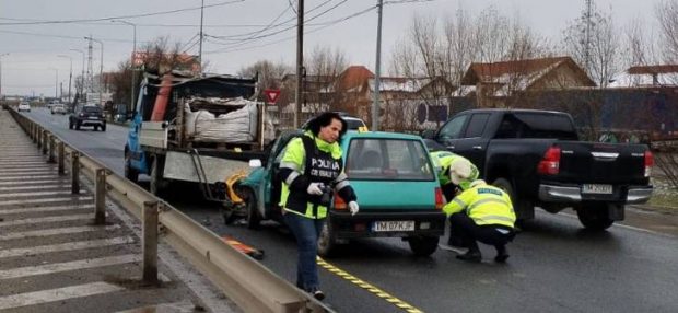 Doi muncitori care reparau drumul au fost loviți de o șoferiță de 85 de ani, la Timișoara. Toți trei, transportați la spital