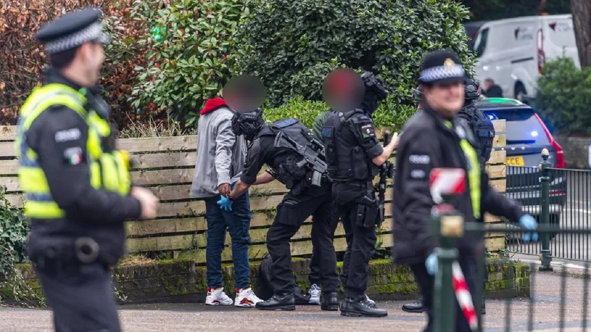 Bande Rivale De Studenți Români și Afgani, Lupte Cu Macete în Campusul Colegiului Bournemouth: „Se Urăsc!” Bande Rivale De Studenți Români și Afgani, Lupte Cu Macete în Campusul Colegiului Bournemouth: „Se Urăsc!”