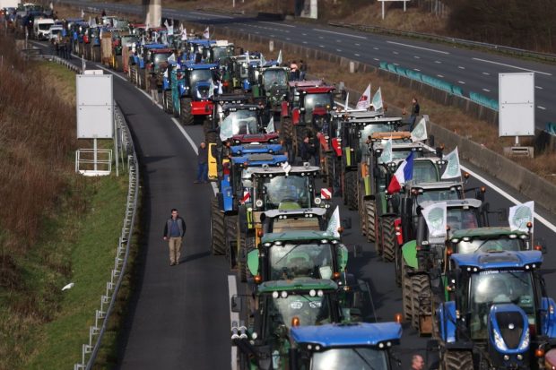 Autostrăzile din jurul Parisului, blocate de tractoarele fermierilor. Mobilizare în capitala franceză – VIDEO
