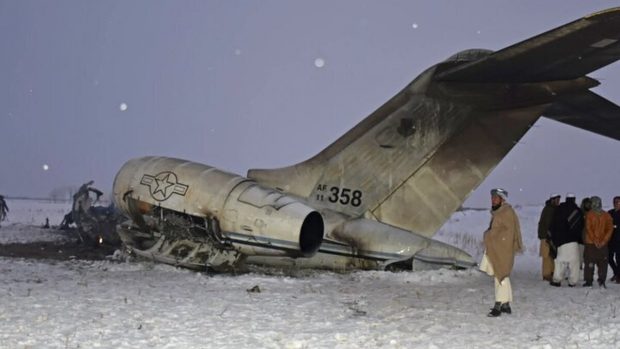 Din avionul rusesc prăbușit în Afganistan au fost furate 1,2 milioane de dolari, scrie un ziar afgan. Supraviețuitorii spun că aveau doar bani de buzunar la ei