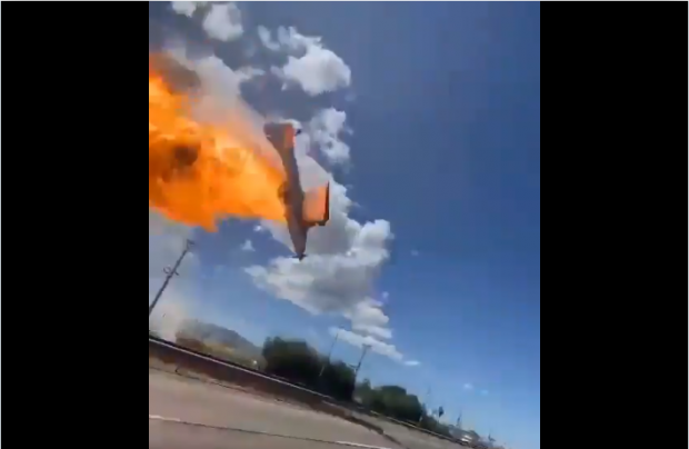 Un avion a luat foc și s-a prăbușit pe o autostradă din Chile, după ce a lovit cu o aripă cablurile electrice I VIDEO