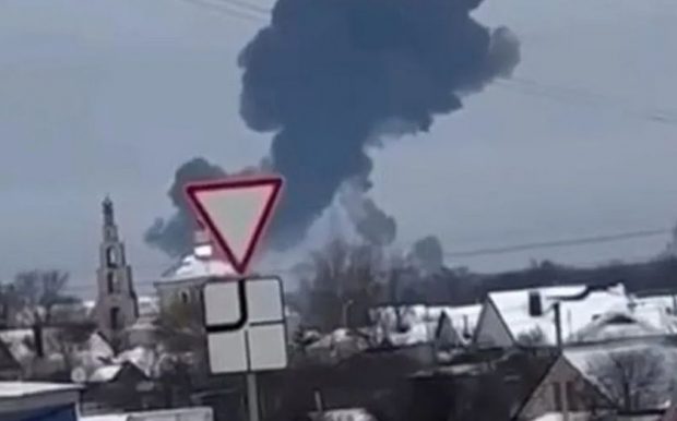 Un avion militar rusesc s-a prăbușit în Belgorod. Rusia spune că la bord se aflau 65 de prizonieri ucraineni, Kievul spune că transporta rachete S-300