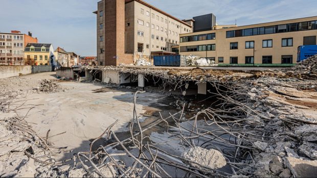 Șapte români au furat într-o singură noapte șase tone de plumb și aproape o tonă de cupru, dintr-un spital belgian care era demolat