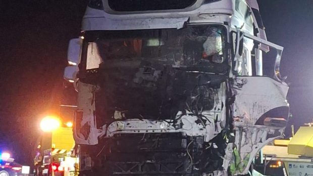 Șoferul român de TIR mort în Italia, străpuns de o tijă metalică intrată prin parbriz, în mers, a fost de fapt ucis de neglijența altui camionagiu român