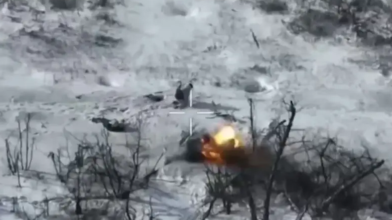 „Căutăm acest erou. A salvat un obiectiv strategic”. Rușii au difuzat o filmare cu un soldat care atrage și evită o dronă-kamikaze ucraineană | VIDEO