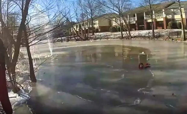 Un polițist american este erou, după ce a salvat din apă un copil de 8 ani sub care s-a rupt gheața unui lac | VIDEO
