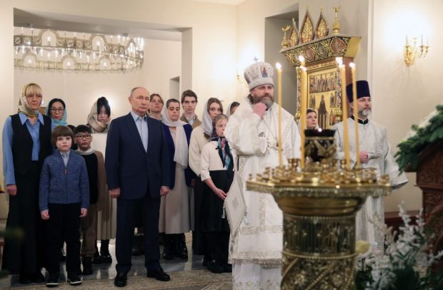 Crăciun pe rit vechi în Rusia. Putin a promis sprijin pentru soldații care apără interesele țării și s-a întâlnit cu rude ale militarilor care au murit