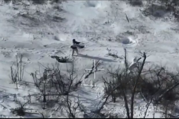 VIDEO | Momentul în care un soldat rus fentează în ultimul moment o dronă kamikaze