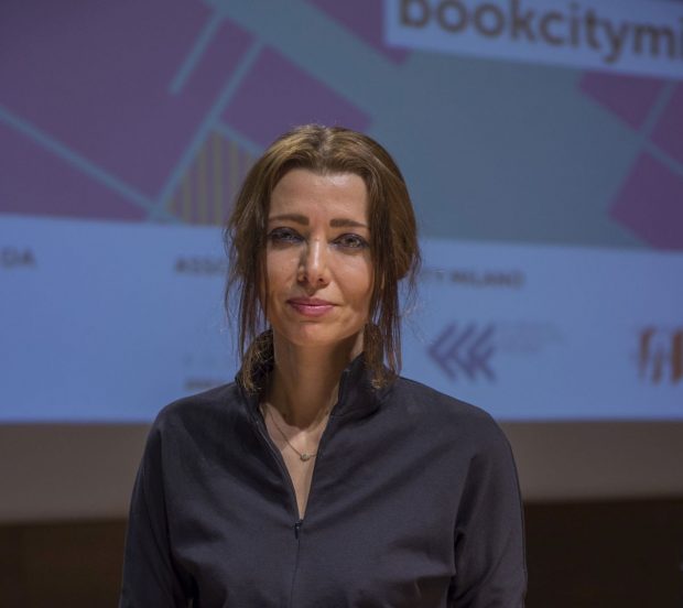 Scriitoarea Elif Shafak a fost găsită vinovată într-un dosar de plagiat în Turcia